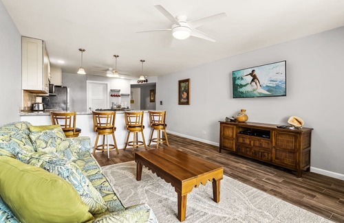 Historic Kailua Village Condo | Beautiful Condo w/AC, Lanai, Shared Pool & Ocean Views - Kona Pacific B310