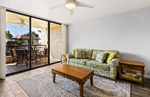 Historic Kailua Village Condo | Beautiful Condo w/AC, Lanai, Shared Pool & Ocean Views - Kona Pacific B310