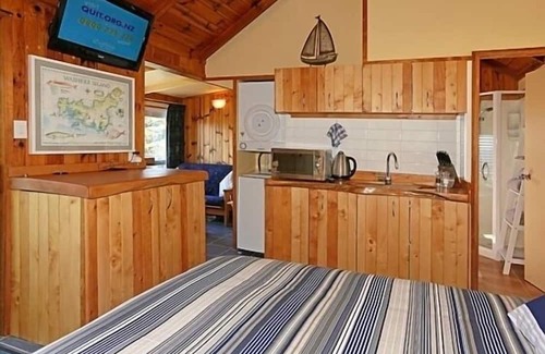 Waiheke Island House | SupaCute Cottage, Spa Bath,Dble Kayak, SKYTV, Wifi