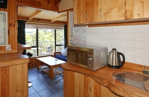 Waiheke Island House | SupaCute Cottage, Spa Bath,Dble Kayak, SKYTV, Wifi
