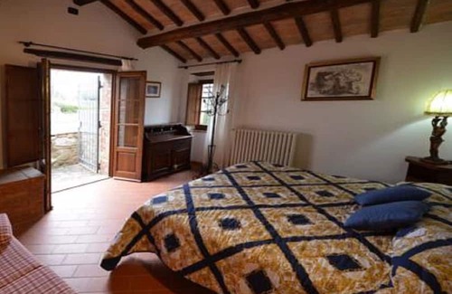 Castellina in Chianti House | Apartment with pool in village in Chainti