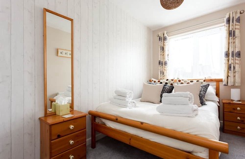 Poole Apartment | Solstice - a house that sleeps 4 guests in 2 bedrooms