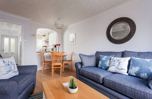 Poole Apartment | Solstice - a house that sleeps 4 guests in 2 bedrooms