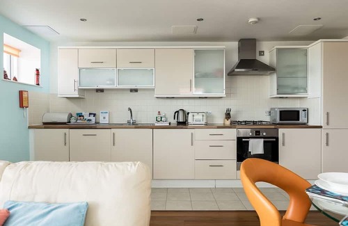 Poole Apartment | Ocean Escape - an apartment that sleeps 4 guests in 2 bedrooms