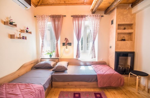 Chlomatiana Cottage | Spiti Lagis - rustic cottage house with 1BR loft
