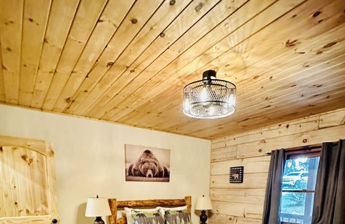 Boone Cabin | Renovated Blowing Rock Log Cabin near App SKi Mtn, ASU, & Tweetsie Railroad