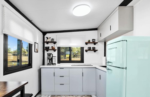 Williamson House | Zebra Ranch 2-br Tiny Home Mtn View Trails Brbq