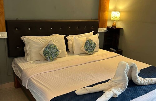 Morjim Hotel | YogiTree Beach Resort & Cafe