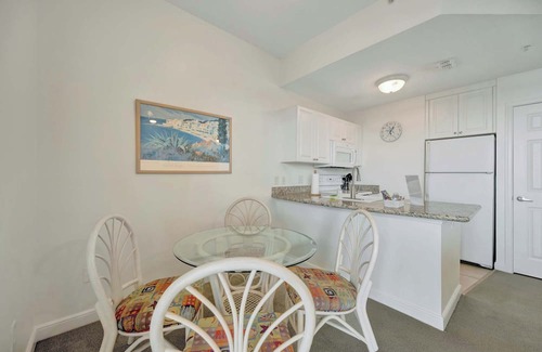 St. Petersburg - Clearwater Apartment | Bayview Sunsets Gym HOT TUB Pool BBQ RUM Bar