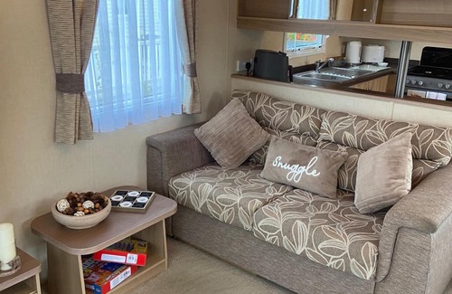 Carnforth Cabin | 2 Bed Caravan-sleeps 6-pet Friendly