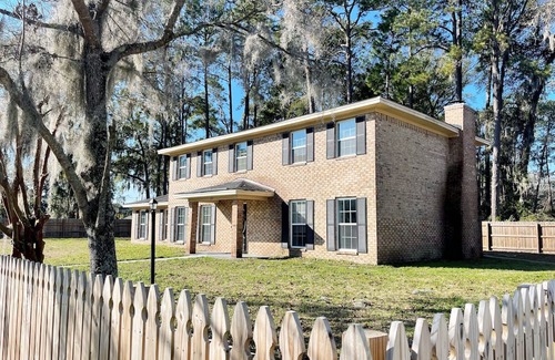 Whitemarsh Island House | Large Home Sleeps 10 By Beach & City