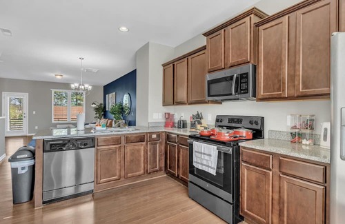 Southwest Raleigh House | Upscale King 3BR Townhouse Mins Downtown