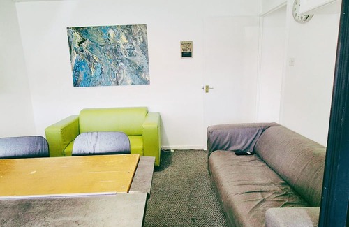 Bramcote Apartment | Comfy 3BR Flat on Quiet Street