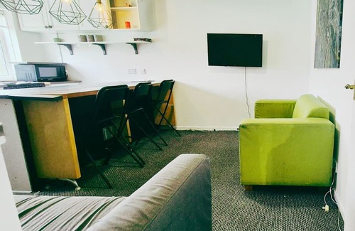 Bramcote Apartment | Comfy 3BR Flat on Quiet Street