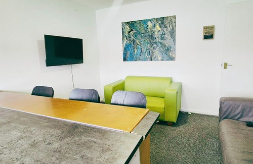 Bramcote Apartment | Comfy 3BR Flat on Quiet Street