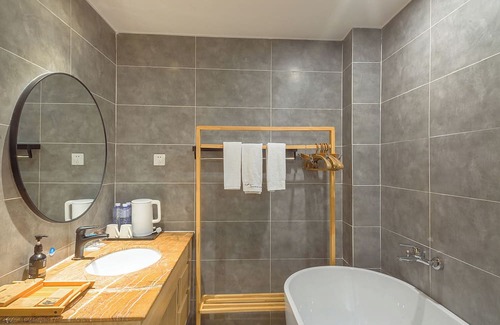 Emeishan House | Room-heinemann Hotel Loft Suite With two