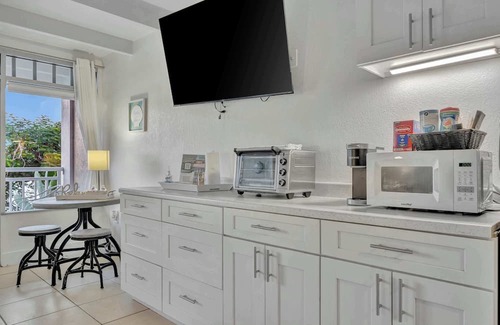 Ruskin Apartment | Sunset Suite Heated Pool Tennis Gym Balcony