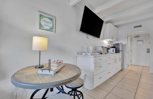 Ruskin Apartment | Sunset Suite Heated Pool Tennis Gym Balcony