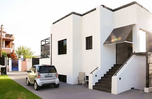 Ayioi Asomatoi House | White and Black Cozy Suite in Aegina