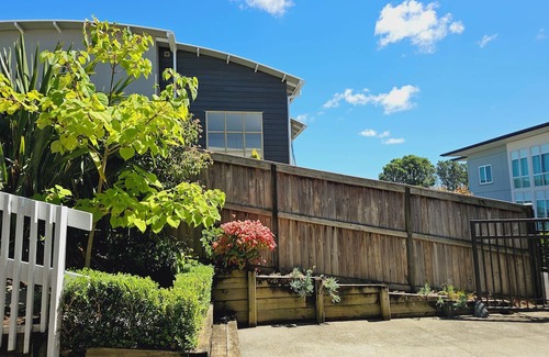 Three Kings House | LILYPAD 4-bedroom Urban Retreat Auckland