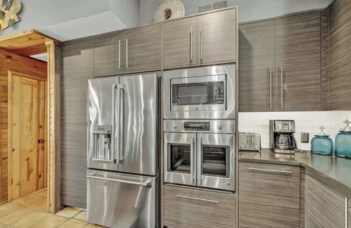 Wimberley House | Terracotta Retreat/Sleeps 30!