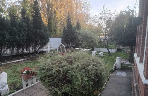 Gosport Apartment | Ground-Floor Family Studio Apartment with Double and Single Beds – Free Parking