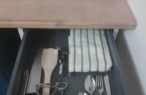 Gosport Apartment | Ground-Floor Family Studio Apartment with Double and Single Beds – Free Parking