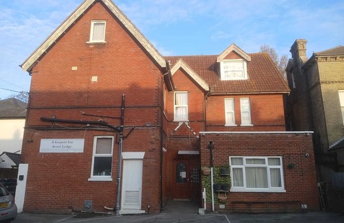 Gosport Apartment | Ground-Floor Family Studio Apartment with Double and Single Beds – Free Parking