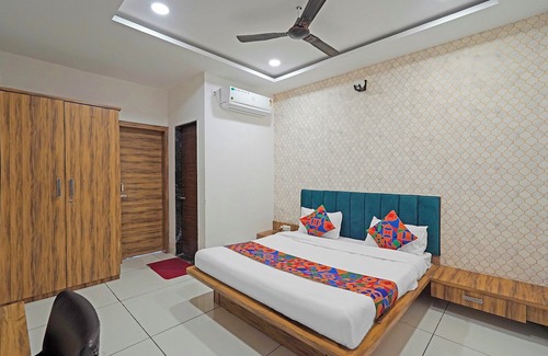 Sanwer Hotel | Fabexpress Shyam Palace
