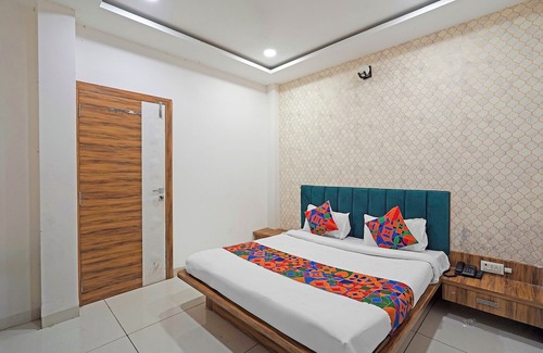 Sanwer Hotel | Fabexpress Shyam Palace