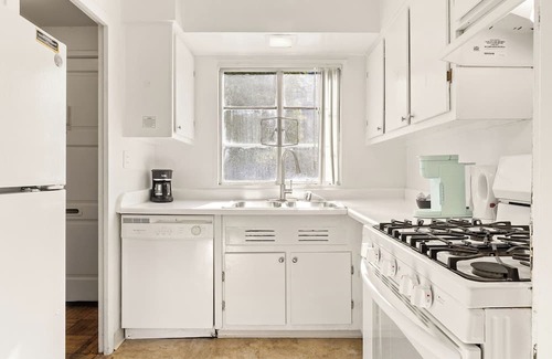 La Brea House | Cozy 2BR Private Condo in West LA