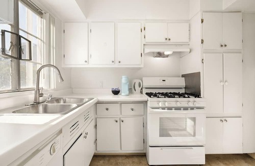 La Brea House | Cozy 2BR Private Condo in West LA