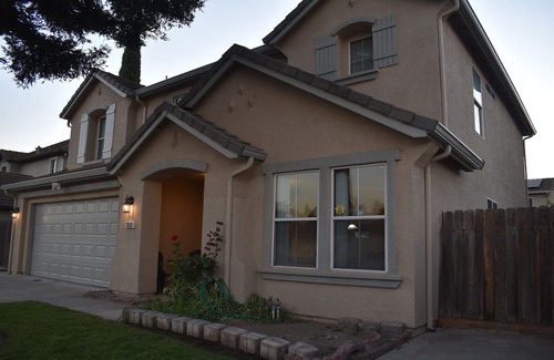 Peters House | Charming 3-bedroom 2.5bath house in Manteca with AC and WIFI with fiber optic .