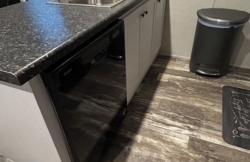 Pittsburg House | Charming 2-bedroom mobile home with AC and WiFi in London Built DEC 2024