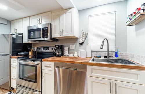 Bluemont House | Chic Stay With Jacuzzi, Firepit, Board Games in Central Ballston/DC area
