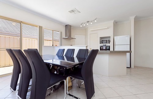 East Victoria Park House | East Vic Park home near Food Hub