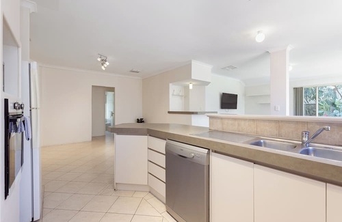 East Victoria Park House | East Vic Park home near Food Hub