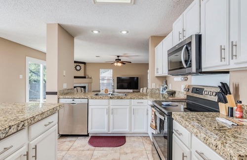 Cedar Park House | Spacious 5-bdrm house w/Free WiFi in Pleasant Cedar Park 25 Min to 6th Street