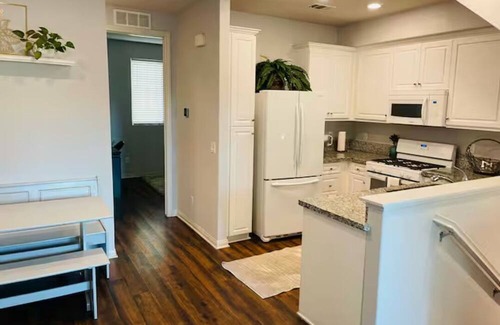 Van Nuys Apartment | Cozy 3-Bedroom Home with Private Baths – Fully Furnished and Ready for You!