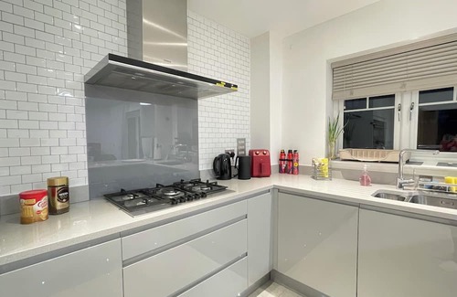 Surbiton Hill House | Surbiton House for 6, near Station, free parking
