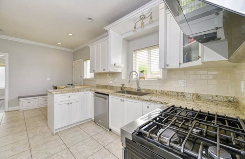 Burnaby House | Spacious&Modern Entire House in Central Area