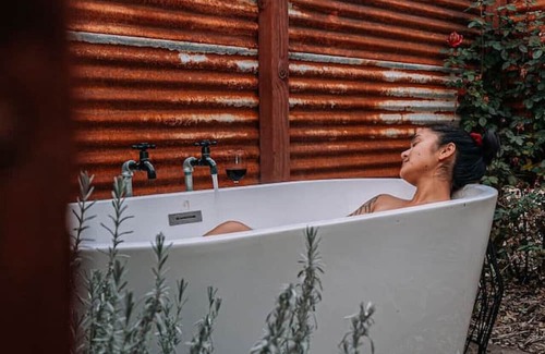 Mariposa House | Cozy & Quiet Couples Getaway Minutes to Yosemite