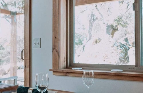 Mariposa House | Cozy & Quiet Couples Getaway Minutes to Yosemite