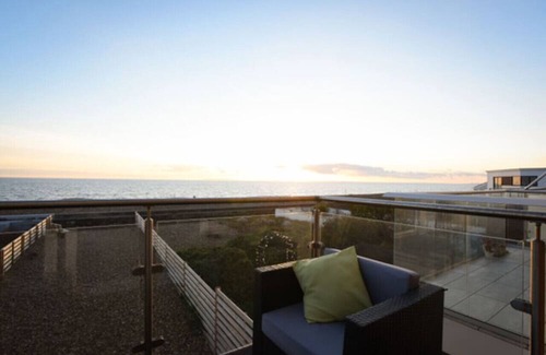 South Hayling Apartment | Beachfront 3BR | Amazing View | 7 Guest
