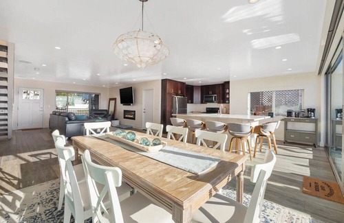 Townsite House | A Wave From It All - New Listing with a hot tub