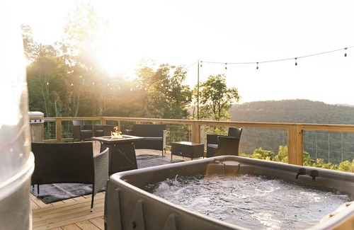 Sand Gap House | Mountain Air Escape's Airstream Excella w/Hot Tub- Couples Retreat