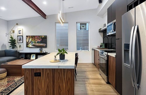 Pilsen Apartment | Modern & Chic Retreat: 2-bedroom apt. in an ideal location in Chicago