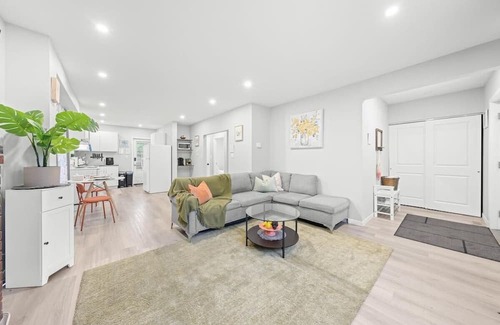 Newtonbrook House | Clean &Comfortable close to mall