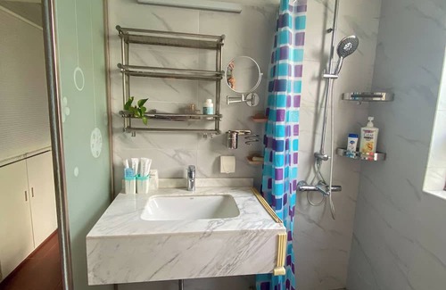 Hongqiao House | Modern Luxury Apartment near Metro Line 9 Caoyangjing, Smart Features!