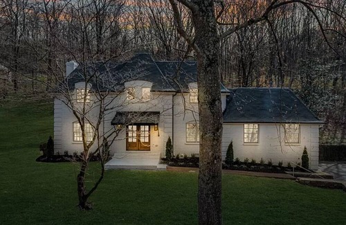 Forest Hills House | Charming 5-Bedroom Oasis in Nashville with AC & WiFi – Perfect for Groups!